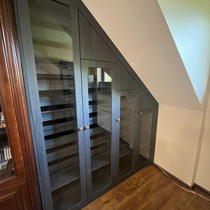 Meble na wymiar Strzegowo – zabudowa pod skosem z przeszklonymi frontami | MiD Smart