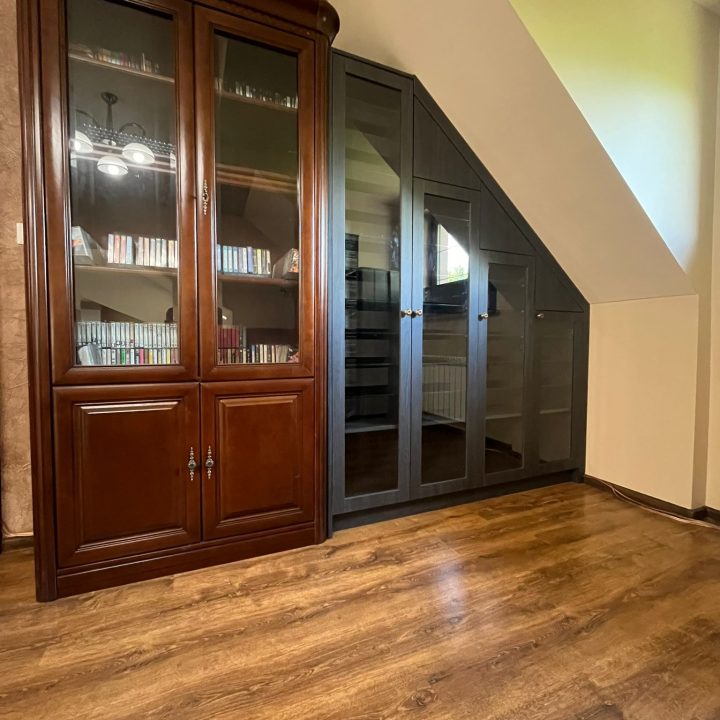 Meble na wymiar Strzegowo – zabudowa pod skosem z przeszklonymi frontami | MiD Smart