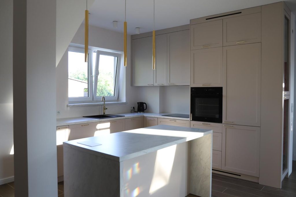 Strefy robocze w kuchni na wymiar: jak zaplanować przepływ pracy, który naprawdę działa
