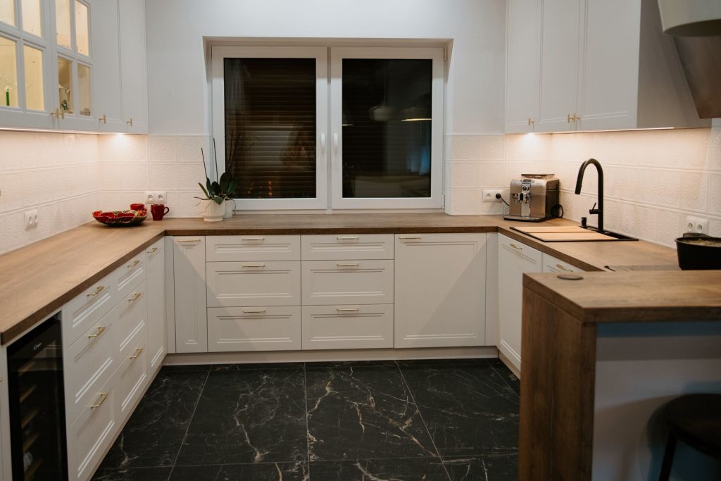 Strefy robocze w kuchni na wymiar: jak zaplanować przepływ pracy, który naprawdę działa
