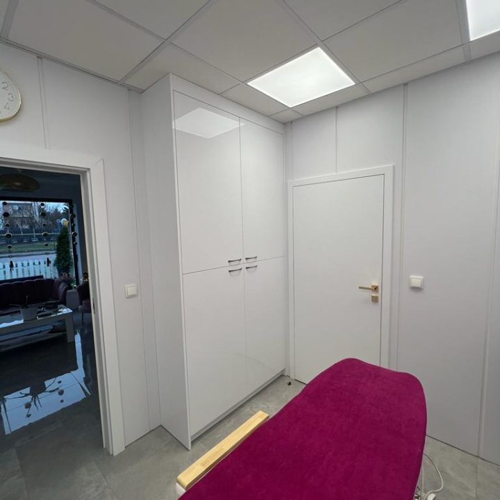 Meble na wymiar do salonu kosmetycznego – szafy, zabudowy i podest pod komorę hiperbaryczną. Higiena, prestiż i ergonomia. Realizacja MiD Business w Strzegowie.