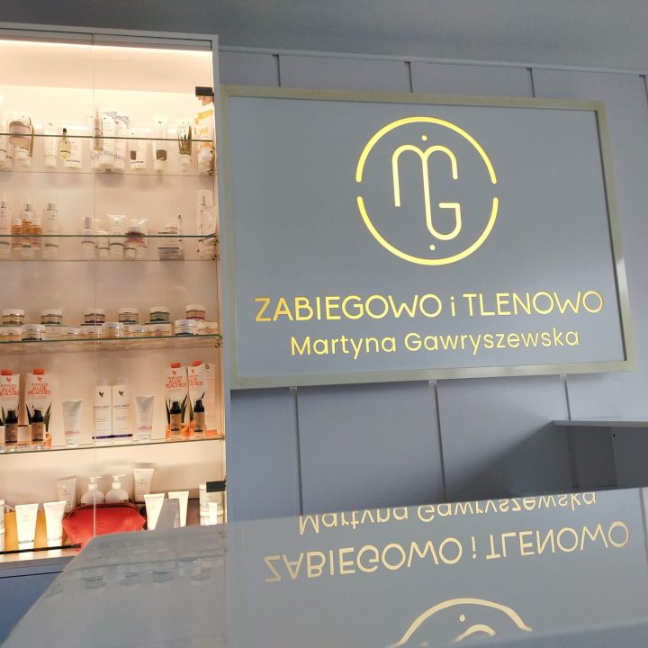 Meble na wymiar do salonu kosmetycznego – szafy, zabudowy i podest pod komorę hiperbaryczną. Higiena, prestiż i ergonomia. Realizacja MiD Business w Strzegowie.