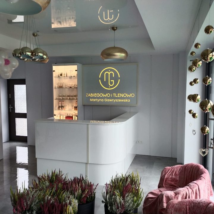 Meble na wymiar do salonu kosmetycznego – szafy, zabudowy i podest pod komorę hiperbaryczną. Higiena, prestiż i ergonomia. Realizacja MiD Business w Strzegowie.