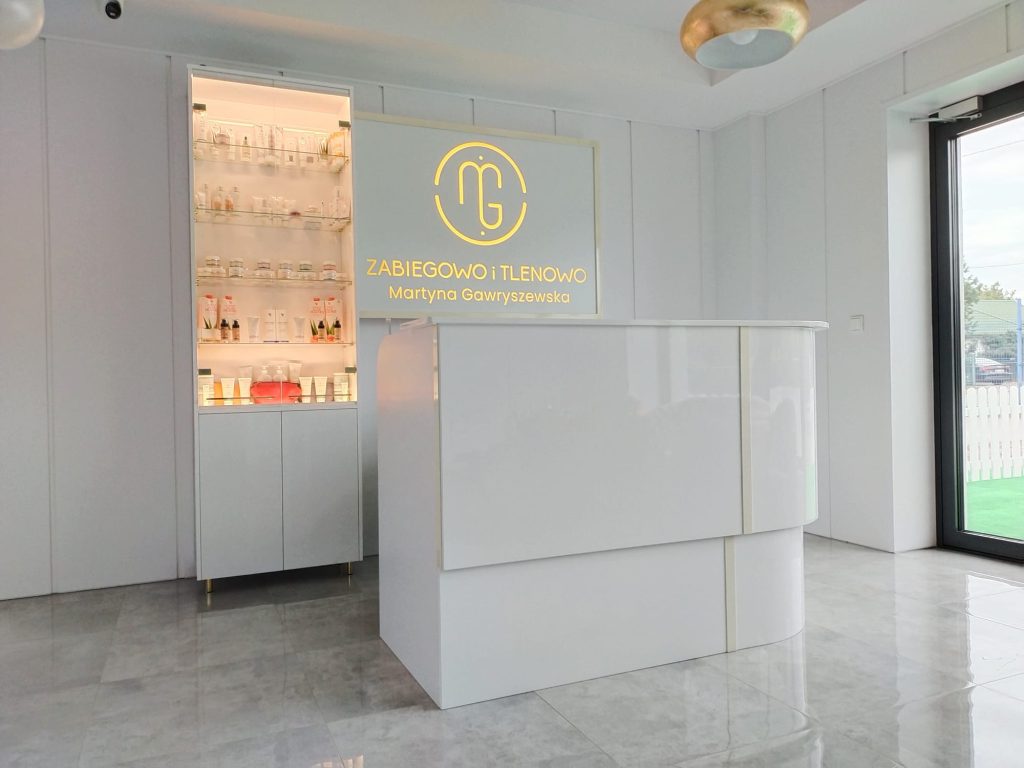 Meble na wymiar do salonu kosmetycznego – szafy, zabudowy i podest pod komorę hiperbaryczną. Higiena, prestiż i ergonomia. Realizacja MiD Business w Strzegowie.