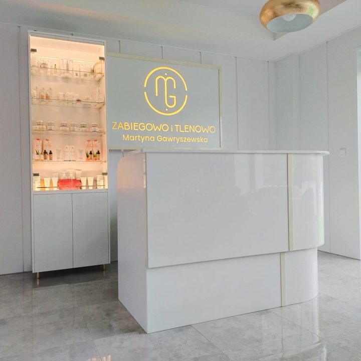 Meble na wymiar do salonu kosmetycznego – szafy, zabudowy i podest pod komorę hiperbaryczną. Higiena, prestiż i ergonomia. Realizacja MiD Business w Strzegowie.