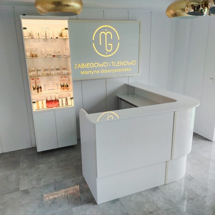 Meble na wymiar do salonu kosmetycznego – szafy, zabudowy i podest pod komorę hiperbaryczną. Higiena, prestiż i ergonomia. Realizacja MiD Business w Strzegowie.
