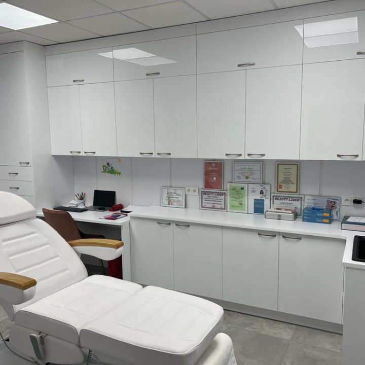 Meble na wymiar do salonu kosmetycznego – szafy, zabudowy i podest pod komorę hiperbaryczną. Higiena, prestiż i ergonomia. Realizacja MiD Business w Strzegowie.