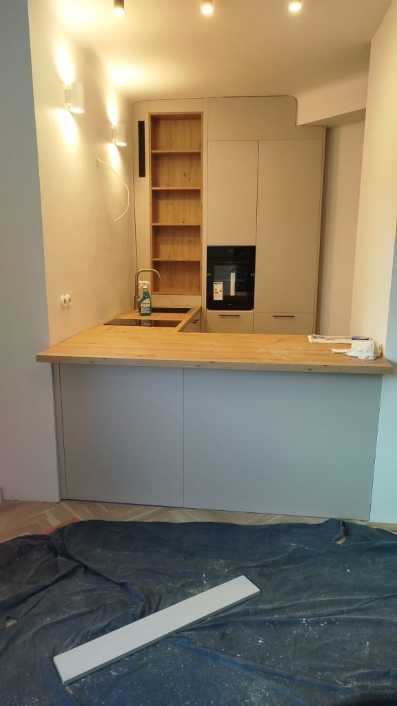 Meble na wymiar a nierówne ściany i sufity: kiedy oszczędności stają się problemem