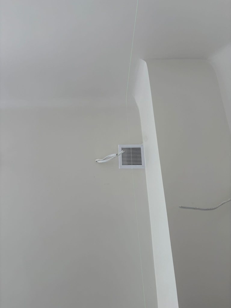 Meble na wymiar a nierówne ściany i sufity: kiedy oszczędności stają się problemem