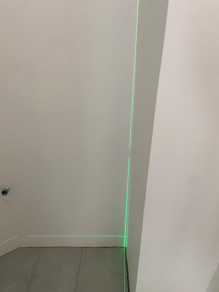 Meble na wymiar a nierówne ściany i sufity: kiedy oszczędności stają się problemem