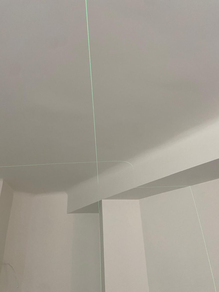 Meble na wymiar a nierówne ściany i sufity: kiedy oszczędności stają się problemem