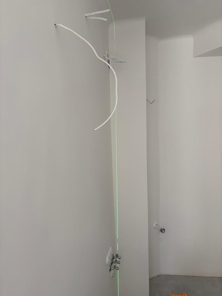 Meble na wymiar a nierówne ściany i sufity: kiedy oszczędności stają się problemem