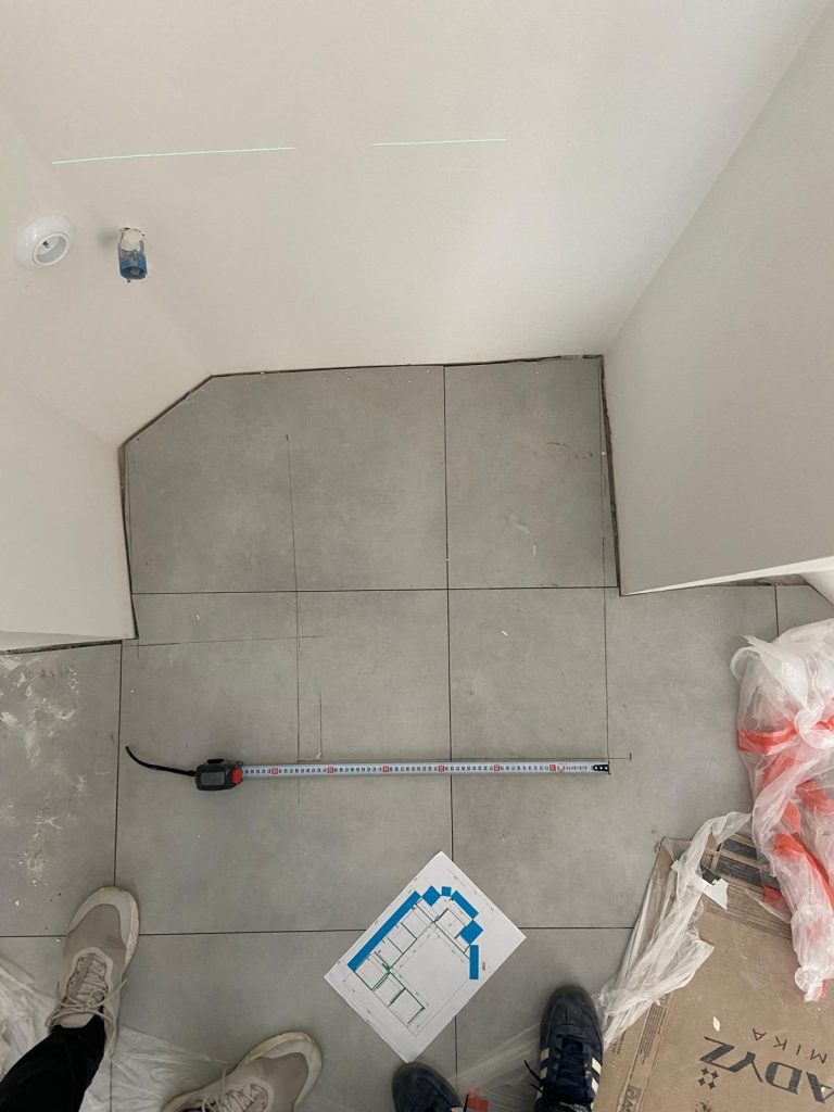 Meble na wymiar a nierówne ściany i sufity: kiedy oszczędności stają się problemem